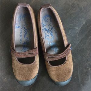 Merrell SZ 7, Cherry Oak Color, suede, Like New